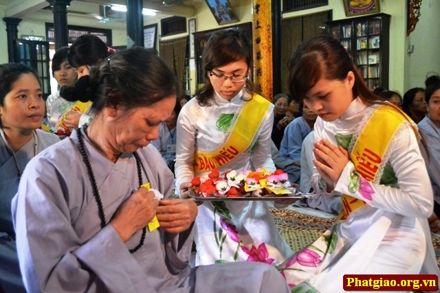 nghi thức cài hoa lên ngực áo mùa Vu Lan là một nét riêng độc đáo của người Việt