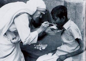 Mẹ Teresa chăm sóc cho người nghèo