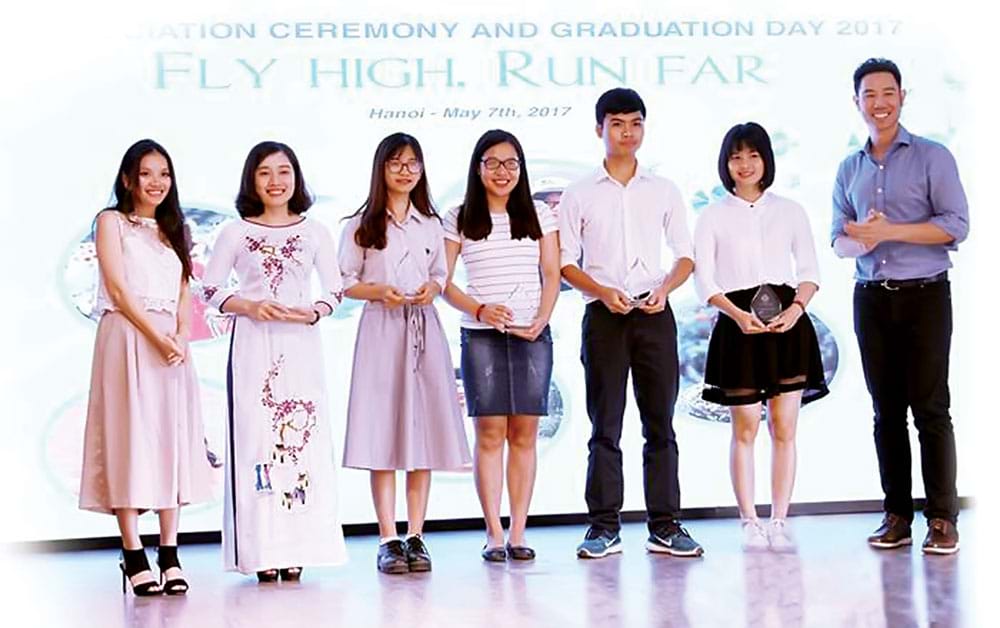 TS. Vũ Duy Thức trao học bổng cho sinh viên Việt Nam năm 2017