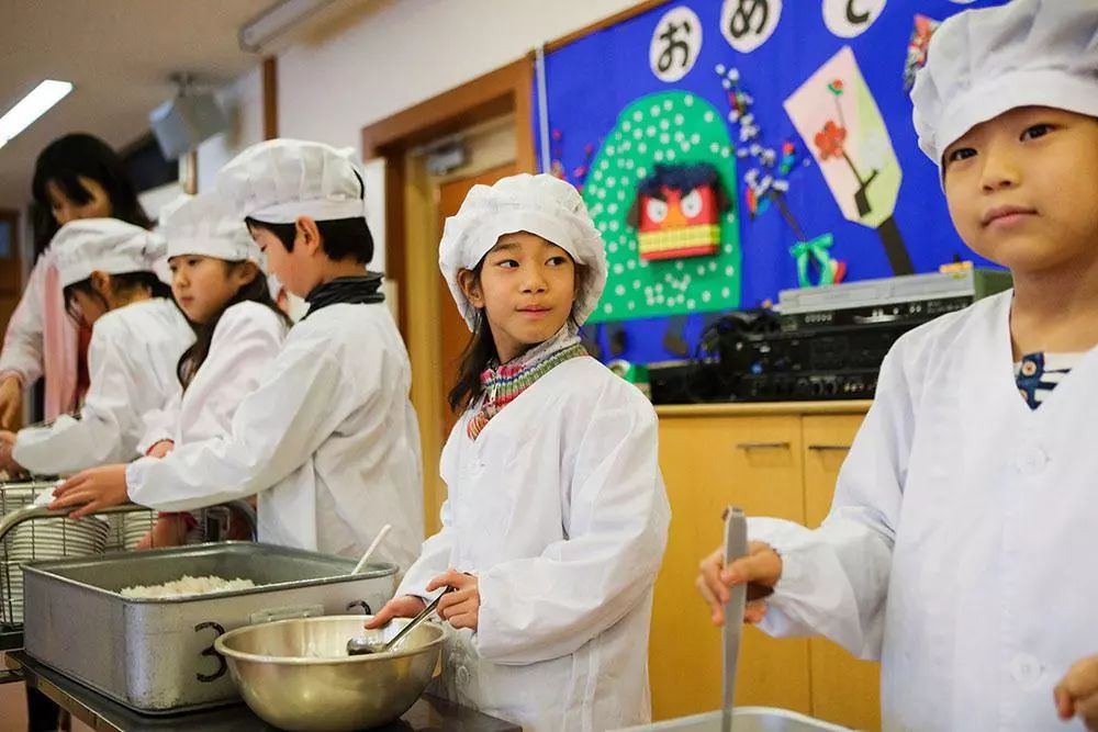 Đạo đức Nhật Bản - Học sinh Nhật Bản tự giác thực hiện việc tự phục vụ bữa ăn trưa ở trường