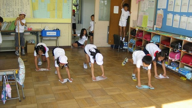 Đạo đức Nhật Bản - Học sinh Nhật được dạy tự dọn vệ sinh trường lớp.