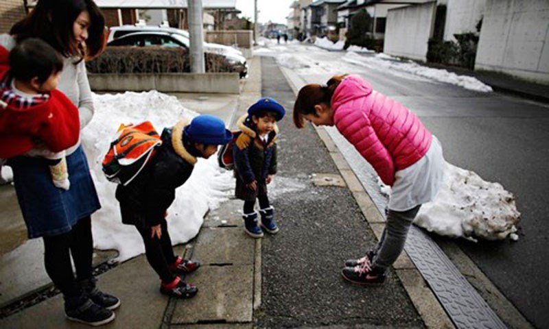 Đạo đức Nhật Bản - học sinh được dạy cúi đầu chào người khác mọi lúc mọi nơi