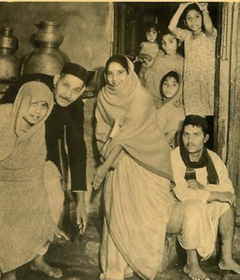 Shanti Devi (thứ ba từ trái sang) không bao giờ kết hôn và sống cùng cha mẹ cho đến khi họ qua đời.
